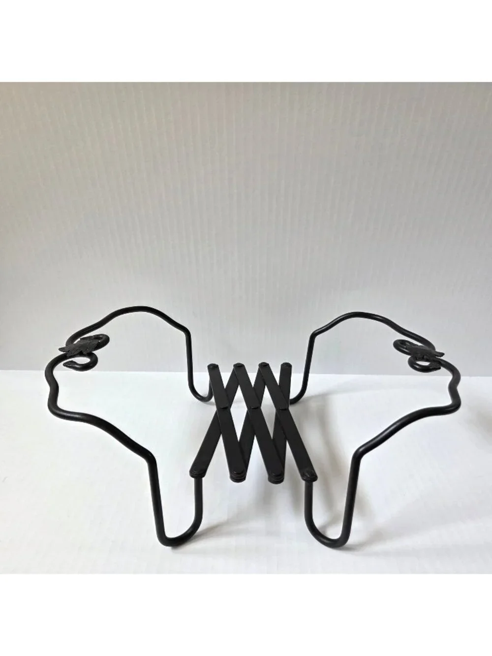 Longaberger Wrought Iron Expandable Trivet Will Hold Up To 9x13 Pottery Dish